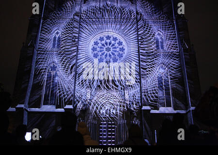 Leute zu beobachten ein an der Fassade der Kirche St. Ludmila während des Signal-Festival in Prag, Tschechien. Projection mapping von tschechischer Kunst Gruppe der Makula. Stockfoto