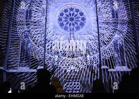 Leute zu beobachten ein an der Fassade der Kirche St. Ludmila während des Signal-Festival in Prag, Tschechien. Projection mapping von tschechischer Kunst Gruppe der Makula. Stockfoto