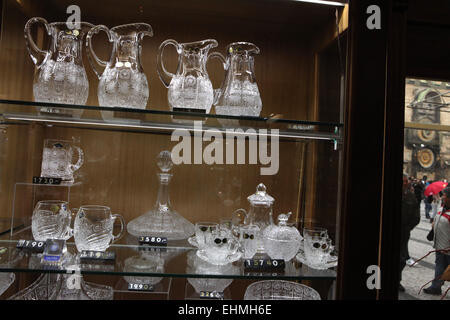Böhmisches Glas von den Souvenir-Shop Erpet Bohemia Crystal am Altstädter Ring in Prag, Tschechien angeboten. Stockfoto