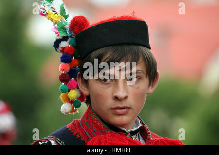 Fahren Sie von der Könige-Folklore-Festival in Vlcnov, Süd-Mähren, Tschechische Republik. Junger Mann, gekleidet in traditionellen mährischen Tracht führt der Rekrut während der Fahrt die Könige-Folklore-Festival in Vlcnov, Süd-Mähren, Tschechische Republik. Stockfoto