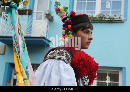 Fahren Sie von der Könige-Folklore-Festival in Vlcnov, Süd-Mähren, Tschechische Republik. Junger Mann, gekleidet in traditionellen mährischen Tracht führt der Rekrut während der Fahrt die Könige-Folklore-Festival in Vlcnov, Süd-Mähren, Tschechische Republik. Stockfoto