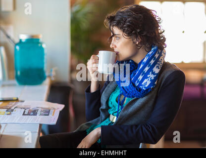 Gemischte Rassen Frau Tasse Kaffee im café Stockfoto