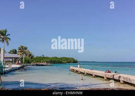 Genießen Sie die Sonne auf der Split, Caye Caulker Stockfoto