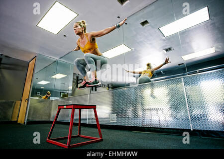 Kaukasische Frau trainieren Sie im Fitness-Studio Stockfoto