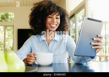 Gemischte Rassen Geschäftsfrau mit digital-Tablette am Tisch Stockfoto