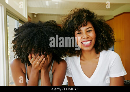 Gemischte Rassen Frauen lachen Stockfoto
