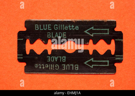 Blaue Gillette-Klinge isoliert auf rotem Grund Stockfoto