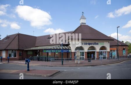 Geschäften der Stadtzentrum, die kooperative Supermarkt Atherstone, Warwickshire, Großbritannien Stockfoto