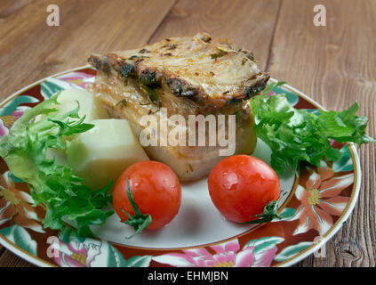 Gebratener Schweinebauch mit Gemüse und Salat Stockfoto