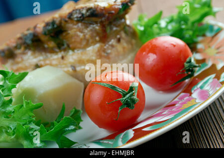 Gebratener Schweinebauch mit Gemüse und Salat Stockfoto