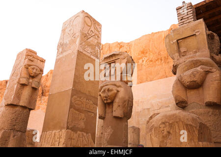 Ägypten, Luxor, die West bank, Deir El Bahri, Hatschepsut Tempel, Kapitel mit Hathor Kopf Stockfoto