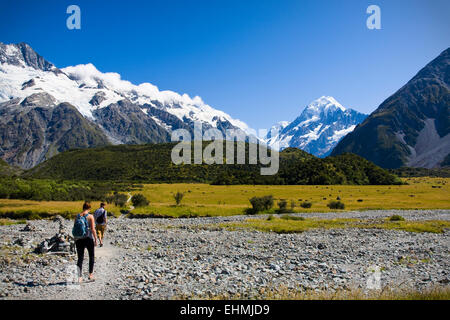 Wanderer im Aoraki Nationalpark mit Mount Cook hinter, Südinsel, Neuseeland Stockfoto