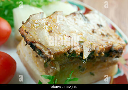 Gebratener Schweinebauch mit Gemüse und Salat Stockfoto