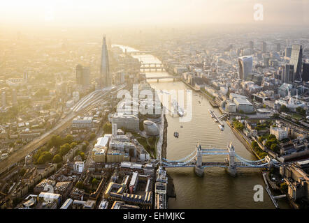 Luftaufnahme des Londoner Stadtbild und Fluss, England Stockfoto