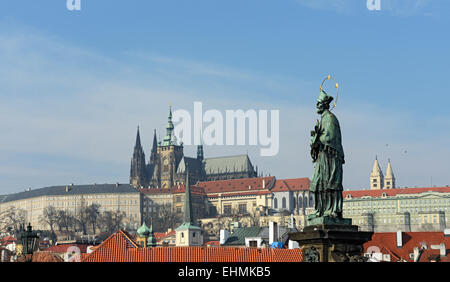 St. Johannes von Nepomuk, eines berühmten Statuen der Karlsbrücke auf Hintergrund der Prager Burg mit St.-Veits-Dom in Prag Stockfoto