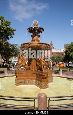 Quadratische Rathausbrunnen, Leicester, mit geflügelten goldenen Löwen spritzenden Wasser. Stockfoto