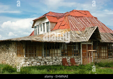 altes verlassenes Haus in der Prärie Stockfoto
