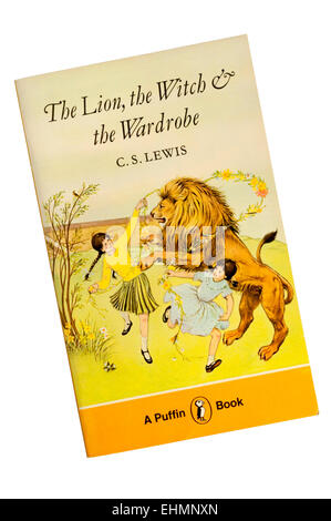 Puffin Taschenbuchausgabe von The Lion, the Witch & der Garderobe von C S Lewis. Stockfoto