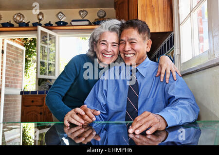 Paar lächelnd in Küche