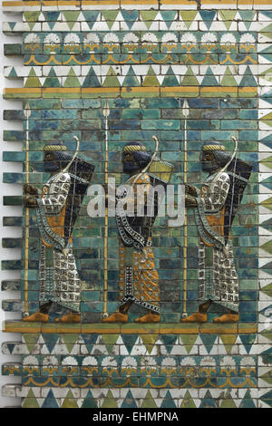 Königlichen Leibwächter. Persische glasiert Fries aus dem Palast von Darius i. in Susa, 521-486 v. Chr.. Pergamon Museum, Berlin, Deutschland. Stockfoto