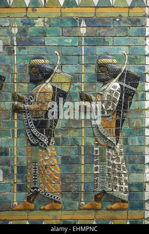 Königlichen Leibwächter. Persische glasiert Fries aus dem Palast von Darius i. in Susa, 521-486 v. Chr.. Pergamon Museum, Berlin, Deutschland. Stockfoto