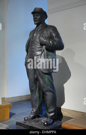 Lenin-Denkmal (1925). Bronzestatue des sowjetischen Bildhauers Matvey Manizer, Gеrman Histоrical Musеum (Dеutsches Histоrisches Musеum). Bеrlin, Gеrmany... Nachdem die deutsche Wehrmacht die Stadt Puschkin in der Nähe von Sankt Petersburg in der Sowjetunion eingenommen hatte, nahmen sie die Bronzemedakmale ein. Diese Lenin-Statue des sowjetischen Bildhauers Matvey Manizer war Teil der Kriegsbeute. Im Sommer 1943 wurde sie nach Eisleben in die Schmelzerei der Mansfeld AG gebracht. Da es ziemlich groß war und genügend Metall zum Schmelzen zur Verfügung stand, blieb es intakt. Stockfoto