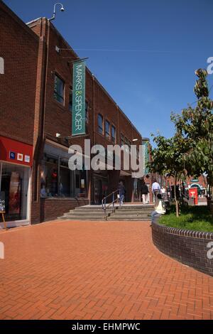 Geschäfte und Einzelhändler in Walsall Stadtzentrum, West Midlands, Marks and Spencer Stockfoto