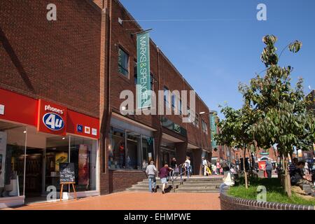 Geschäfte und Einzelhändler in Walsall Town Center, West Midlands, Handys 4 u, Marks and Spencer Stockfoto