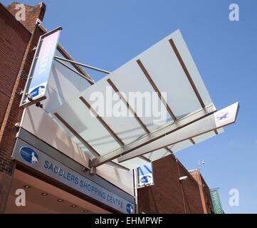 Geschäfte und Einzelhändler in Walsall Town Center, West Midlands, Sattler-Einkaufszentrum Stockfoto