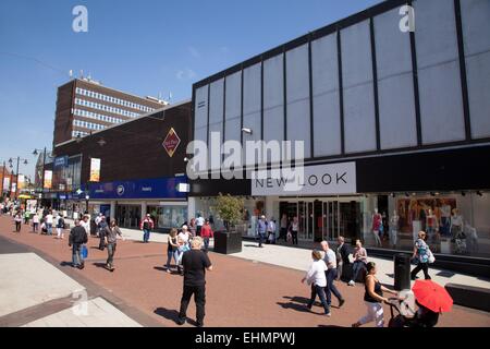 Geschäfte und Einzelhändler in Walsall Stadtzentrum, West Midlands. Neuer Look und Stiefel Stockfoto