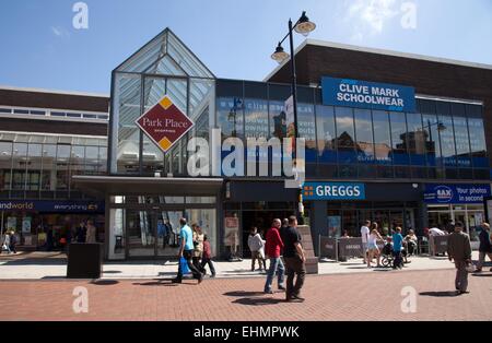 Geschäfte und Einzelhändler in Walsall Stadtzentrum, West Midlands. Park Place, Greggs Stockfoto