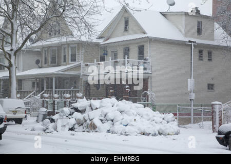 Schneebedeckte Müll warten auf Abholung auf der Straße in Brooklyn, New York. Es gibt sehr wenige Gassen so Müll auf der Stre stapeln Stockfoto