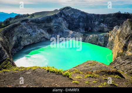 Zwei verschiedene farbige Krater Seen am Kelimutu, Flores, Indonesien Stockfoto