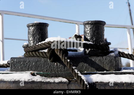 Poller im Schnee Stockfoto