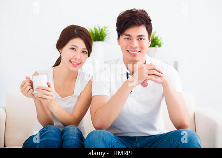 glückliches junges Paar in Sofa entspannen Stockfoto