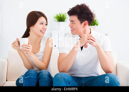 glückliches junges Paar in Sofa entspannen Stockfoto