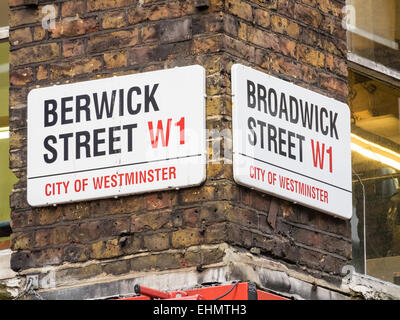 Soho Straßenschilder - straßenschild an der Ecke von Berwick Street und Broadwick Street in Soho, London Stockfoto