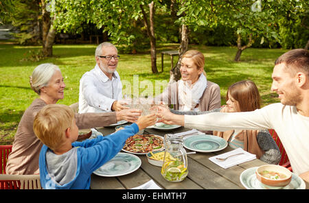 glückliche Familie mit Abendessen im Sommergarten Stockfoto