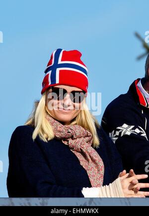 Oslo, Norwegen. 15. März 2015. Norwegische Kronprinzessin Mette-Marit besucht die Holmenkollen FIS Weltcup der nordischen in Oslo, Norwegen, 15.03.2015. Bildnachweis: Dpa picture Alliance/Alamy Live News Stockfoto