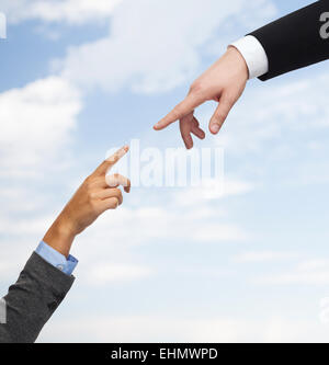 Nahaufnahme von Frau und Mann Händen versucht, eine Verbindung herstellen Stockfoto