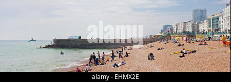 Menschen genießen einen sonnigen Tag an der historischen Brighton Pier am 13. Juni 2009 in England. Stockfoto