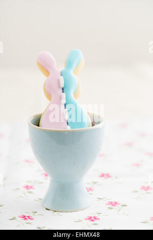 Patchwork Ostern Hase Zucker Cookie in Eierbecher Stockfoto