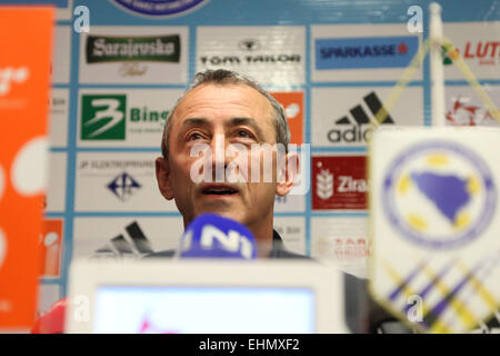 Sarajevo, Bosnien und Herzegowina. 16. März 2015. Trainer der Fußball-Nationalmannschaft von Bosnien und Herzegowina Mehmed Bazdarevic kündigt Kader für die Spiele gegen Andora und Österreich in der Qualifikation UEFA EURO 2016 während einer Pressekonferenz in Sarajevo, Bosnien und Herzegowina am 16. März 2015. Bazdarevic des Teams haben ihr erste Spiel gegen Andora, Andora, am 28. März. Bildnachweis: Haris Memija/Xinhua/Alamy Live-Nachrichten Stockfoto