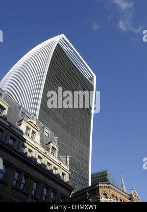 Das Walkie Talkie Gebäude angezeigt, über den Dächern von Büros in Great Tower Street City of London London England Stockfoto