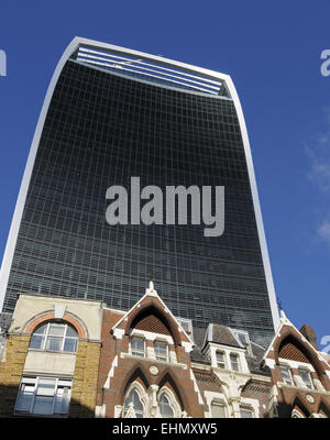 Das Walkie Talkie Gebäude angezeigt, über den Dächern von Büros in Great Tower Street City of London London England Stockfoto