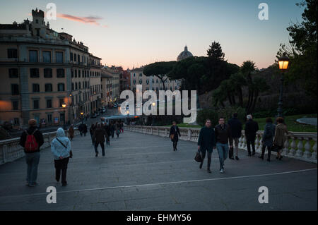 Touristen auf Michelangelos Cordonata-Treppe, Piazza del Campidoglio, Lazio, Italien. Stockfoto