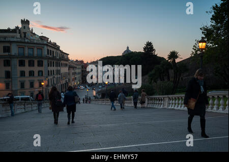 Touristen auf Michelangelos Cordonata-Treppe, Piazza del Campidoglio, Lazio, Italien. Stockfoto