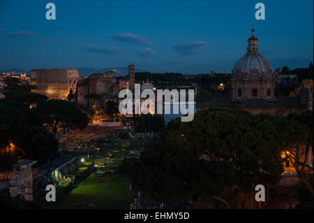 Das Forum Romanum und das Kolosseum oder Kolosseum, auch bekannt als das flavische Amphitheater, Rom, Latium, Italien. Stockfoto