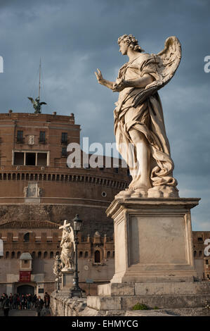 Statue des Engels mit den Nägeln auf der Ponte Sant und Castel Sant ' Angelo, Rom, Latium, Italien. Stockfoto