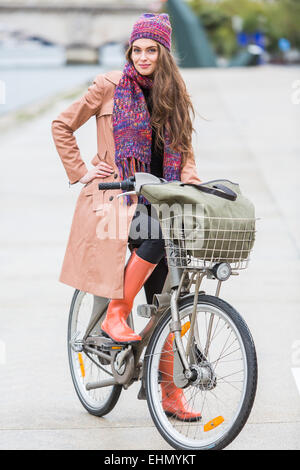 Frau mit ihrem Fahrrad. Stockfoto